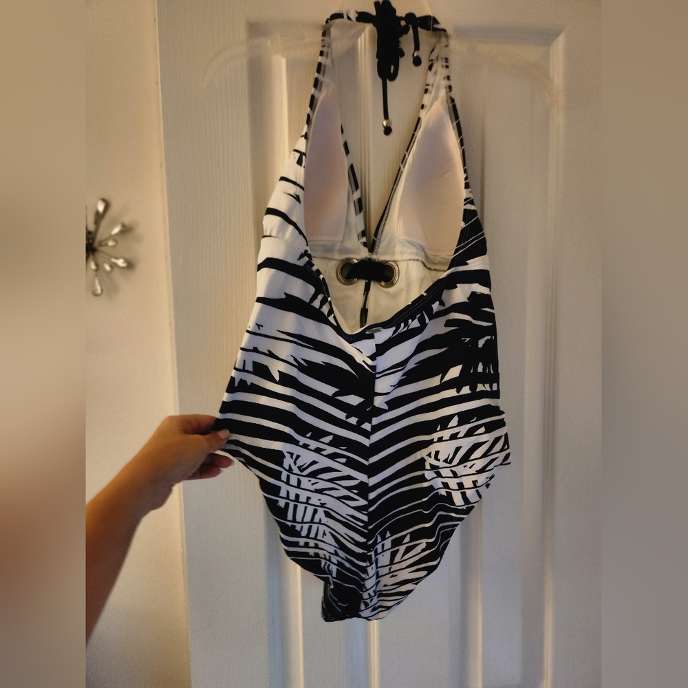 Elegant Black and White Palm Print One-Piece Swimsuit - Picture 8 of 11